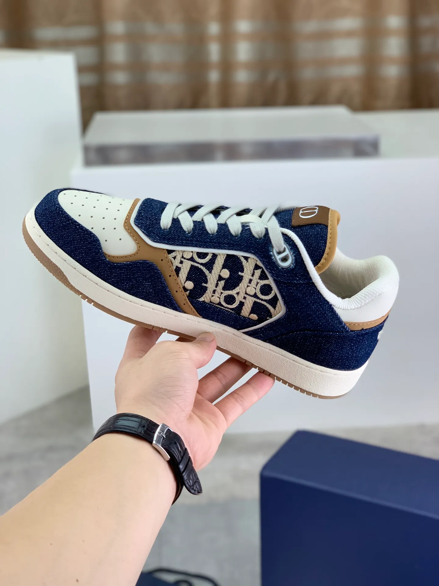 Factory price P760💰💎Top quality💎Dior couple's sneakers Top high-end version Purchasing quality Original development Dior spring and summer new B27 couple's sneakers are new products in the series, (Dior) B27 sneakers, original version 15560💰Purchased New presbyopic sneakers in early spring A favorite among major celebrities and Internet celebrities. The on-foot effect is very nice B27 sneakers made by Italian craftsmen The layers are distinct and have a unique three-dimensional effect🌟 showing a modern and elegant style, comparable to Dior  A classic style from Dior. Crafted from smooth black calf leather with beige and black Oblique print panels on the sides. The "CD Icon" shaped shoelace eyelets are clever and delicate, and the two-color rubber sole, rear collar and heel are all equipped with the brand's iconic details to enhance the style. Oblique printed straps at the ankle allow for an adjustable fit to complement the overall design. Fashionable and versatile, it can complement any look.                        Imported silk cowhide stitching with D embroidery printing; multi-color 🉑️Choose TPU outsole Size: women's 35-40 men's: 38-46 (men's 38, 45, 46 sizes are custom-made, non-refundable and non-exchangeable)